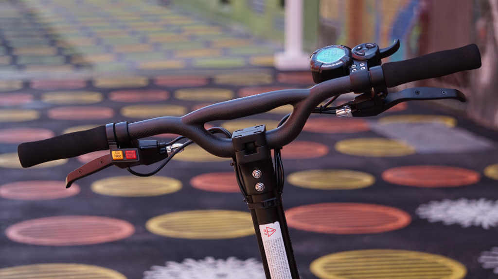 Close up of Dualtron Spider handlebars