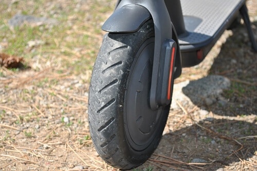 Cerca del neumático delantero Xiaomi M365