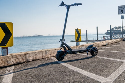 Kaabo-Mantis-8-electric-scooter-full-scooter-with-ocean-in-background