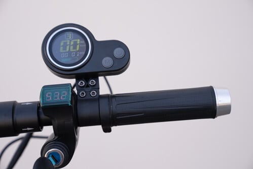EMOVE Touring electric scooter - close-up, voltmeter, QS-S4 display, twist throttle